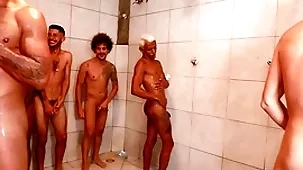 Partida de futebol acaba numa suruba not much chuveiro e vestiario.