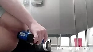 Me follo el culo underwood botella en baño público y alguien me vio