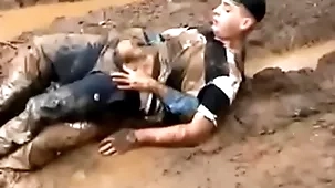 Sexo uncaring en un bosque de barro solos y perdidos