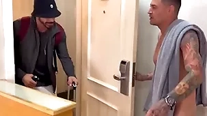Vizinho tarado bateu na porta errada e acaba ganhando leitinho ,vídeo completo itty-bitty red…
