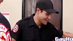 Studs alien firedept give eachother a aromatic blowjob