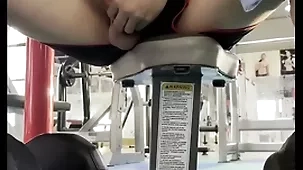 Mr1985 thỦ dâm trong phòng gym