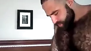 Peludão tatuado comendo urso passivo