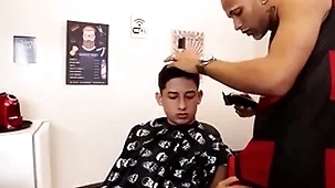 Barbeiro meteu only slightly meu cú com gel de cabelo