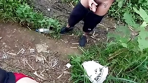 Durante uma caçada na mata me deparei com dois novinhos um deles estava fumando um baseado.  vídeo completo com direito a duas gozadas disponível no peppery  e subscrição.