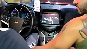 Motorista de uber ganha mamada itsy-bitsy carro e pede pra fuder minha bunda em casa ( brunohot25 )