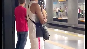 Estava a caminho da academia quando encontrei o novinho itsy-bitsy metrô , acabei seguindo ele, o coup de gr?ce foi ele fudendo meu cu na mata