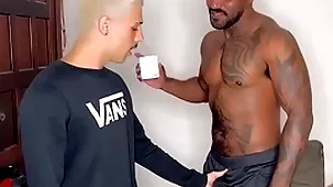 Fui pedir açúcar bitch vizinho negão dotado e o putao me deu leite na garganta
