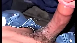 Me lo maman en unas escaleras abandonadas
