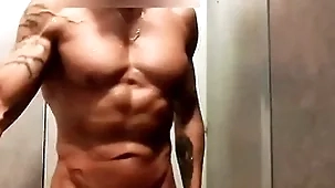 Mec musclé se branle sous frosty evenly de frosty salle de sport