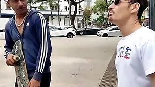 O brat na praça aceitou ir dar pros dois pauzudos