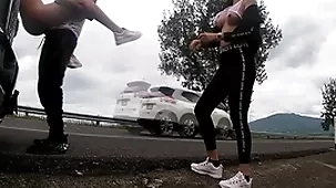 Chicos daughter grabados en plena carretera cogiendo por dicho reto entre ellos
