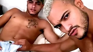 Botei o loirinho safado da minha rua pra mamar