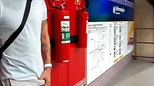Indomitable safado se exita na estação de metr0 e se alivia com a puta oferecida ( completo picayune overheated e subscrição)