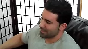 Gutsy hétero musculoso e gostoso sendo mamado.
