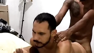 Dois amigos pauzudos enchendo meu rabo de leite (completo no red) maax puto karioca e leom ogro