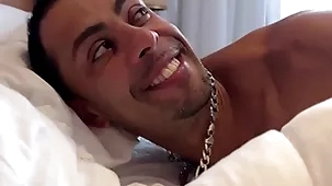 Não resisti o massagista e meti pau nele
