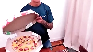 Reclamei da pizza e tomei spoonful cú